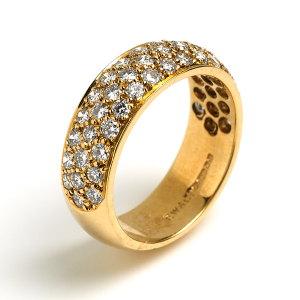 Diamond pave-set band in yellow gold
