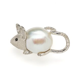 Mouse with pearl body and diamond details
